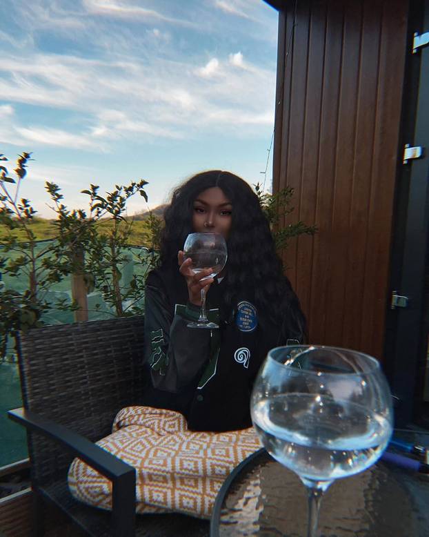 FOTO Govore joj da je crnkinja: Irkinja je opsjednuta solarijem, a ima i jako uzak struk...