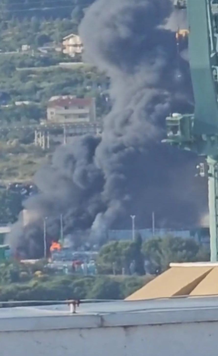 FOTO Požar u Kaštel Sućurcu još nisu proglasili ugašenim, rade na sanaciji. Šteta će biti velika?