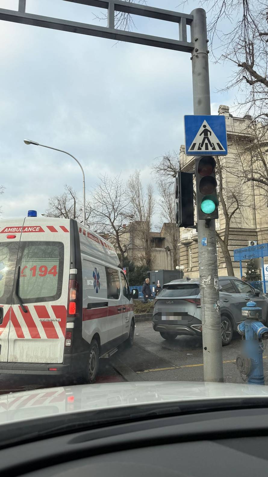 FOTO 'Majstor je parkirao na sredinu ulaza u Klaićevu bolnicu pa ni Hitna nije mogla proći!'