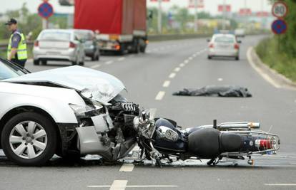 Motociklist se sudario s autom i poginuo na mjestu nesreće