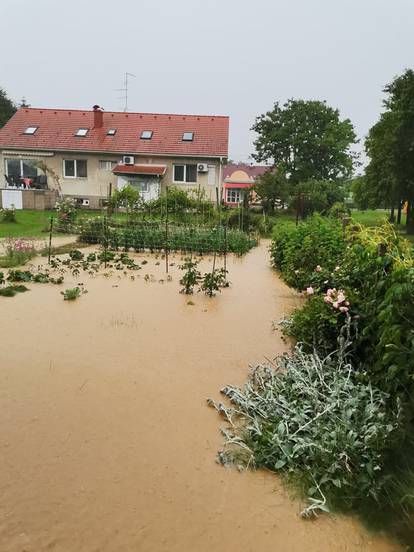 Ljudi su očajni, sve im uništeno: Izlila se Trnava, sve je poplavilo