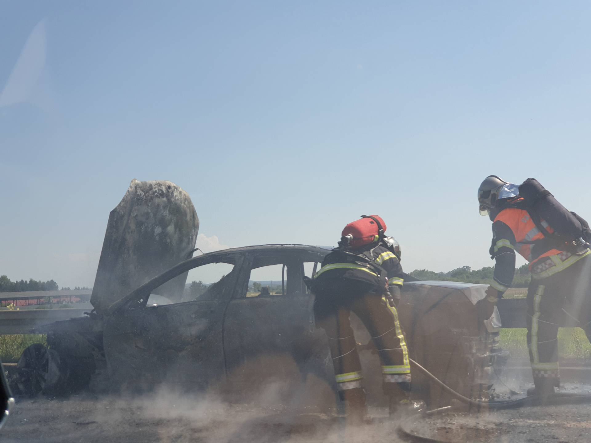 Auto se zapalio u vožnji, vozač  u šoku: 'Vatra je bila ogromna'