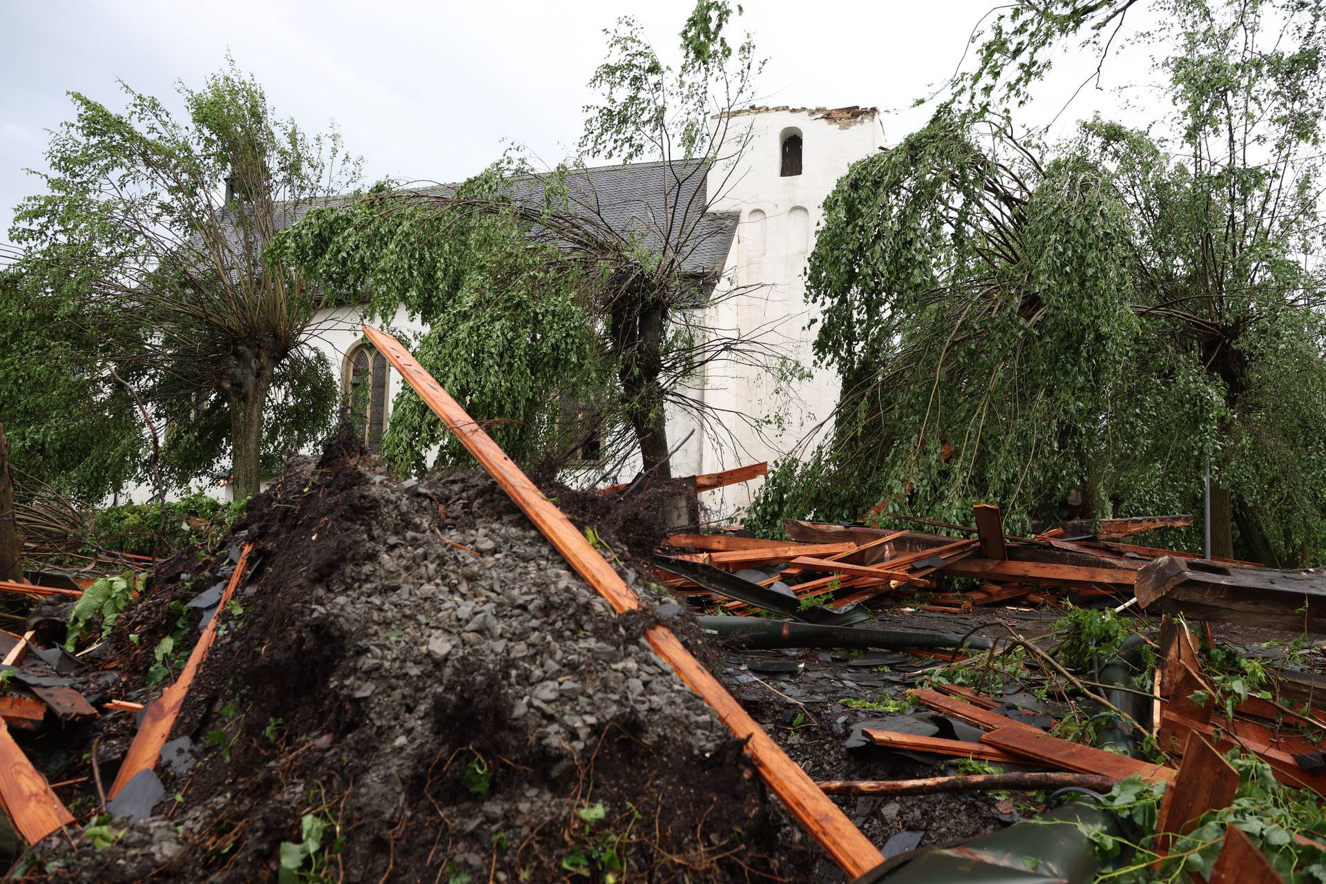 Suspected tornado right massive damage in Lippstadt