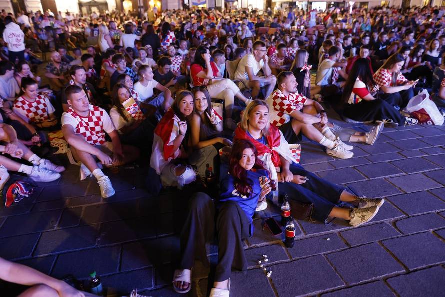 Osijek: Navijači prate utakmicu Hrvatska  - Portugal 
