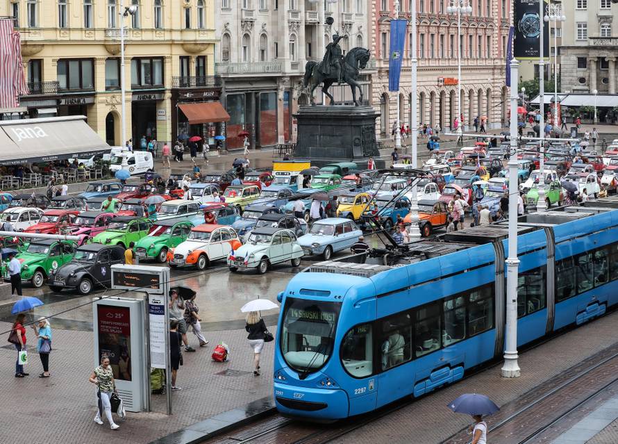 Spačeki okupirali Trg: Ma ovo je naš automobilski Woodstock