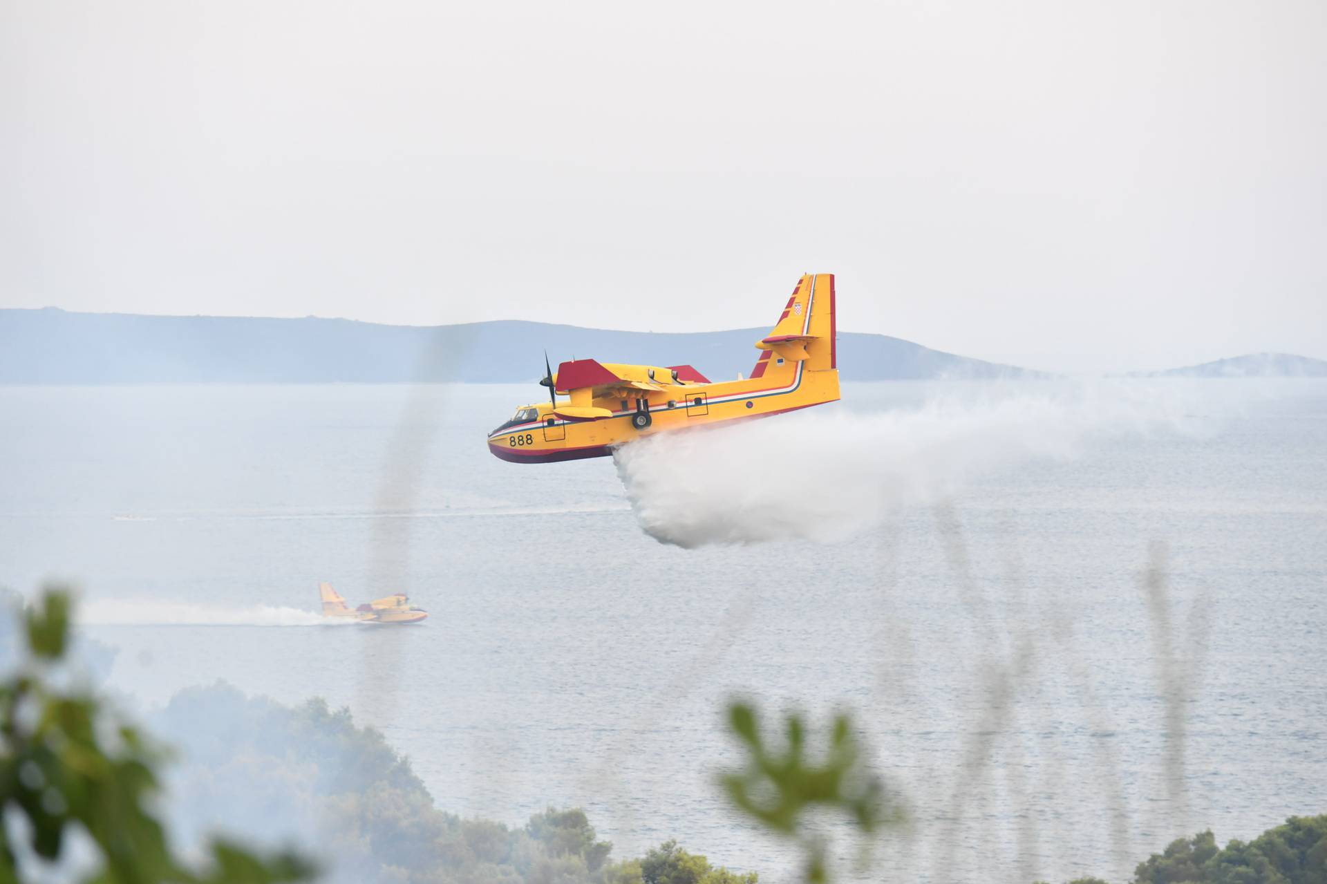 U blizini Trogira izbio požar, u gašenju pomažu i tri protupožarna aviona