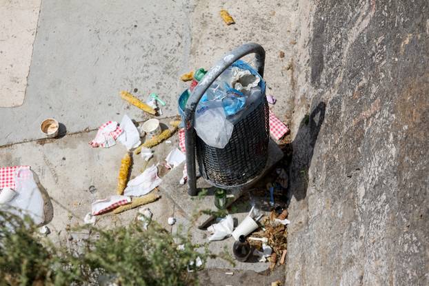Zadar: Otpad ostavljen pored kante za smeće