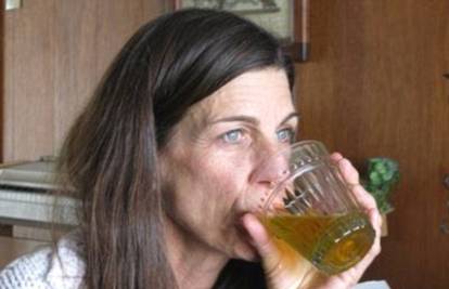 Tumor liječi mokraćom: Popije 5 čaša na dan i maže se njome