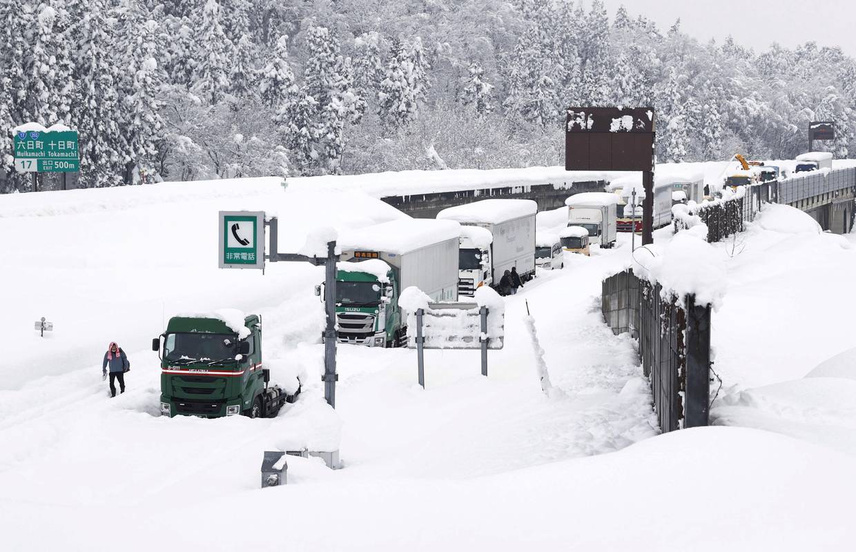 Snježni kaos u Japanu: Stoje već dva dana, zapelo 1000 vozača