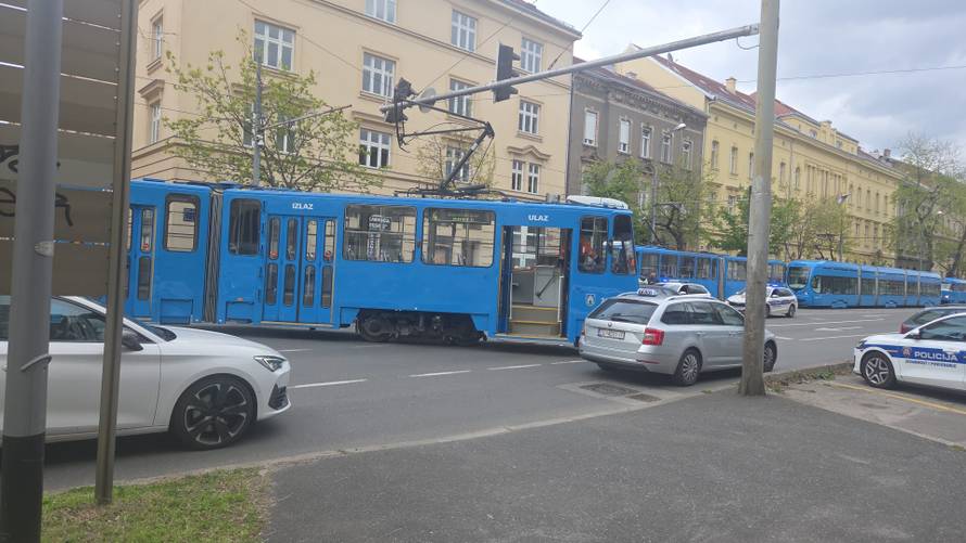 Tramvaj iskočio iz tračnica u centru Zagreba nakon sudara! Kolaps prometa prema istoku