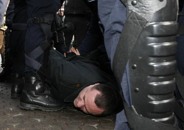 ARHIVA: Zagreb: Na prosvjedu protiv EU policija grubo privela nekolicinu prosvjednika