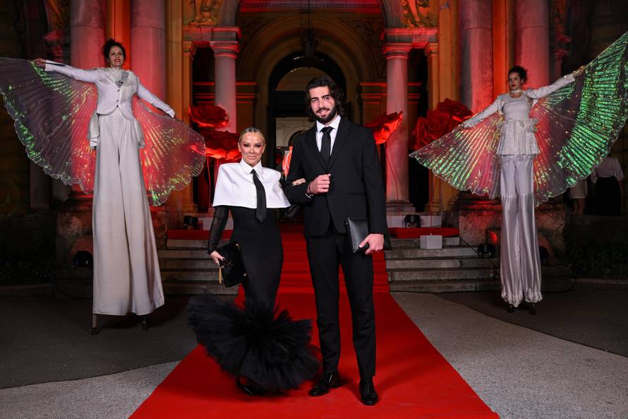 Zagreb: Modno usklađeni Maja Šuput i Šime Elez dolaze na dodjelu Večernjakove ruže