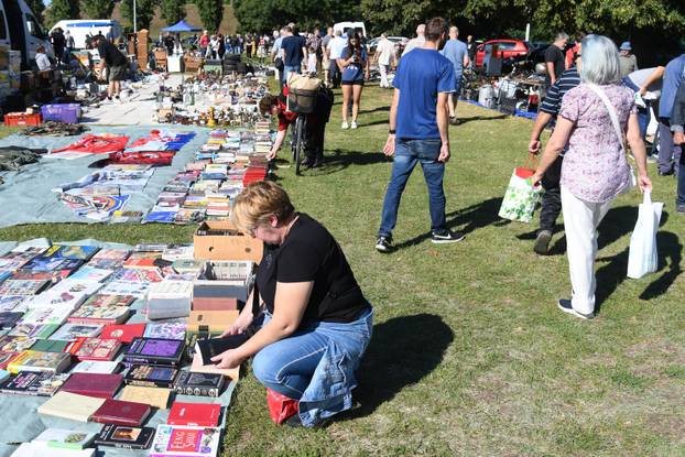 Koprivnica: Velika gužva na buvljaku koji je privukao pažnji brojnih prodavača i još više kupaca