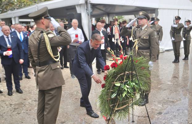 Sinj: Državni vrh položio vijence kod spomenika Franji Tuđmanu