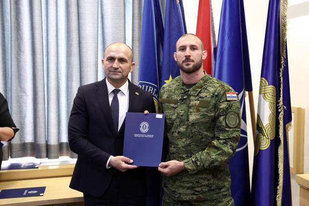 Zagreb: Ministar Anušić uručio ugovore vrhunskim sportašima i pričuvnicima Hrvatske vojske