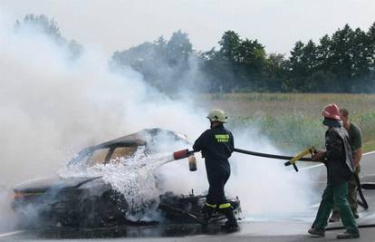 Motociklist (21) izgorio zarobljen pod automobilom