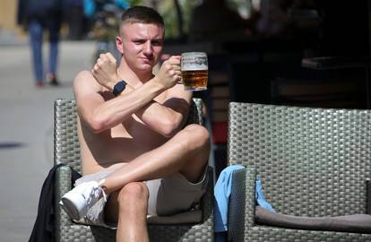 Zagreb: Navijač Wes Hama uživa u Tkalčićevoj na terasi kafića u ispijanju pive