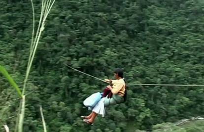 'Lete' na žici preko doline od 200 m da uberu listove koke