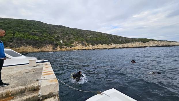 Ronioci i volonteri sudjelovali u eko akciji - čistili su podmorje kod Biševa
