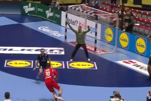 VIDEO Rukometni svijet bruji o ovoj zavr&scaron;nici! Ma&dstrok;ari ostali bez sedmerca u zadnjim sekundama