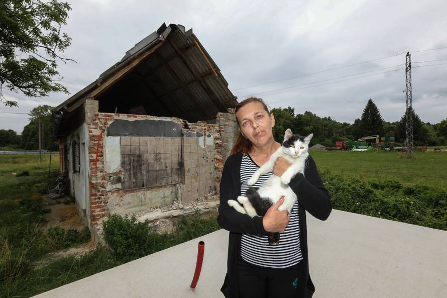 Križ: Jasenka Miloš pored izgorjele obiteljske kuće