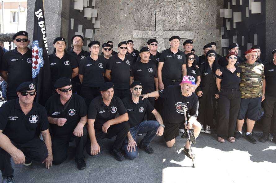 Knin: Pripadnici HOS-a odali počast braniteljima na spomeniku Oluja 95
