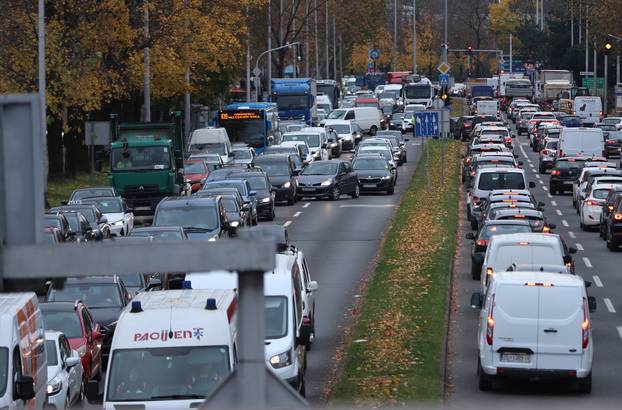 Zagreb: Velike gužve zbog zatvaranja prometnica u blizini zgrade Vjesnika