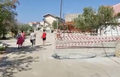 Lokalac u Pirovcu: 'Stranac radi bazen na cesti'. Općina: 'Nije točno, tako se tu radi septička'