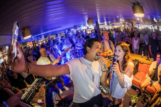 Split: Atmosfera na trajektu koji vozi na koncert Trag u beskraju