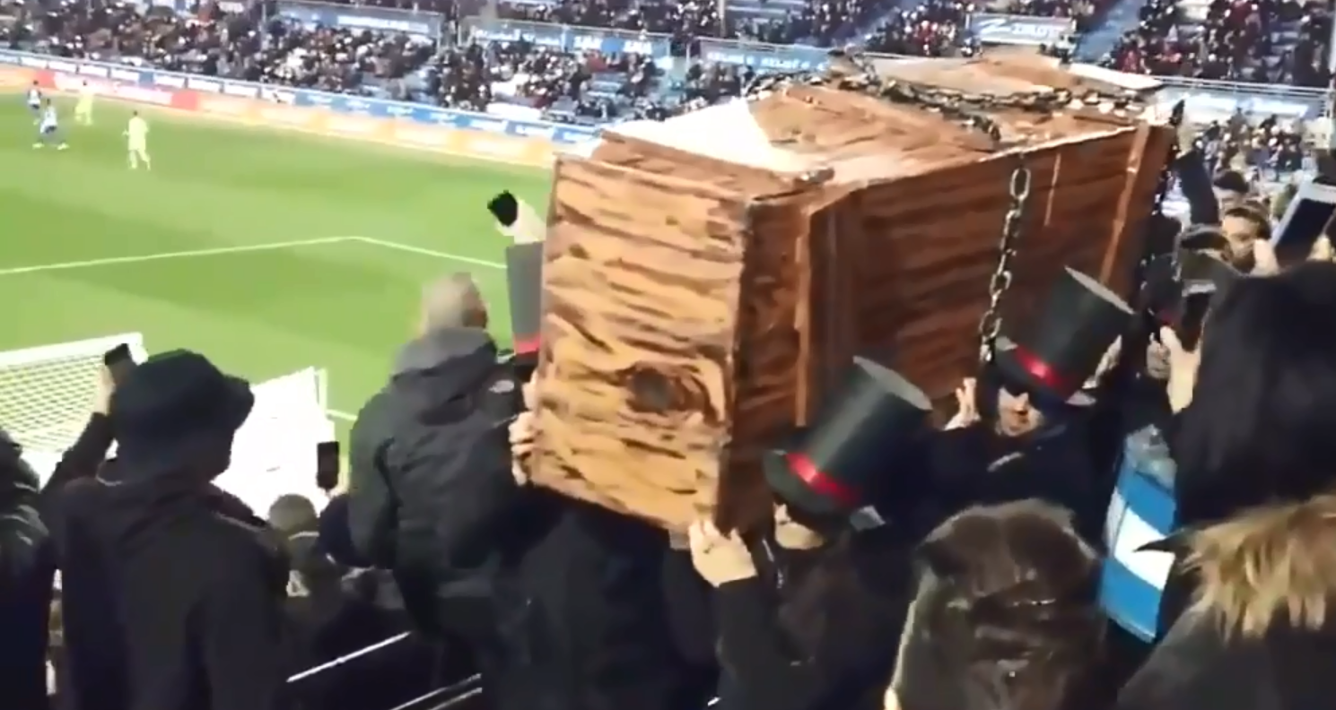 Navijači unijeli lijes na stadion! 'Ljudi, nogomet nam je umro...'