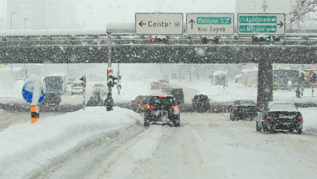 ARHIVA - Zagreb je 14. sije?nja 2013. bio zatrpan snijegom