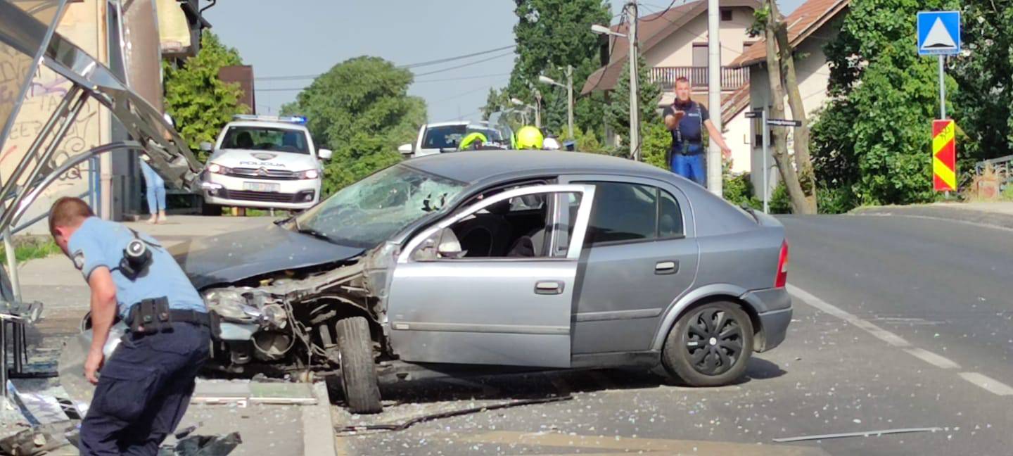 VIDEO Dobro da nije bilo nikoga na stanici! Uništio autobusnu nadstrešnicu u Zagorskoj ulici