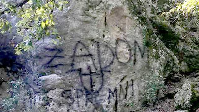 Mještani Korčule su ogorčeni ustaškim grafitima: 'Sramota!'