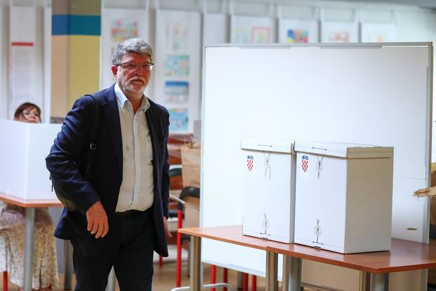 Zagreb: Tonino Picula glasovao na izborima za EU parlament