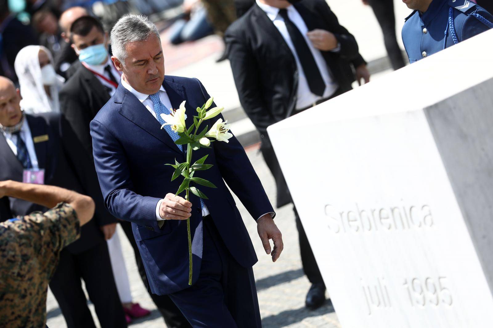 Brojne delegacije položile cvijeće u znak sjećanja na ubijene u genocidu u Srebrenici
