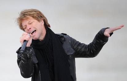 Jon Bon Jovi nespretno je pao na bini i ozlijedio mišić