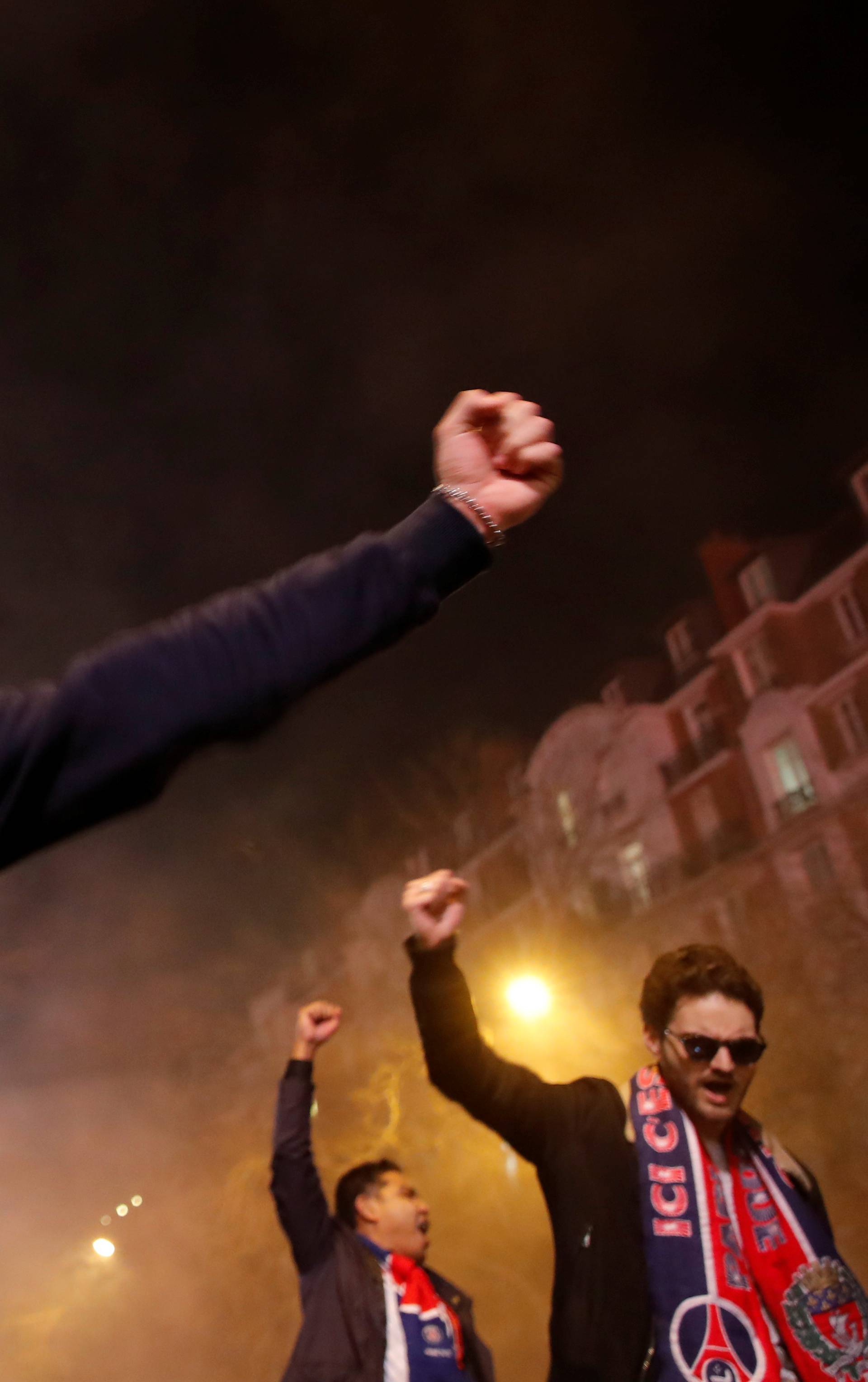 Parižani pred Parkom prinčeva uz vatromet bodrili svoj PSG
