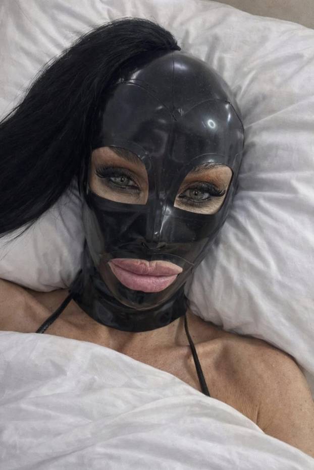 FOTO Sjećate se Katie Price? Evo je opet. Pokrenula 18+ projekt