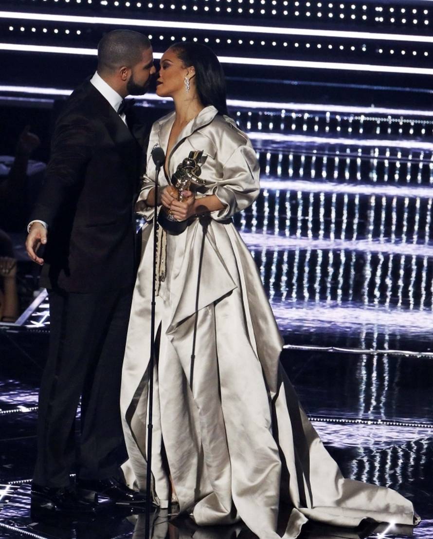 Drake presents Rihanna with an award during the 2016 MTV Video Music Awards in New York