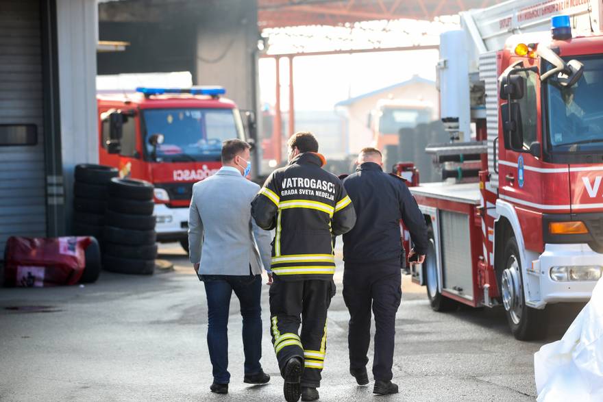 FOTO/VIDEO Još se dimi u Sv. Nedelji: 'Nije opasno za ljude'