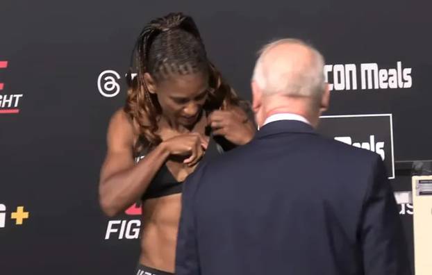 FOTO Kakav gaf! Borkinja na vaganju vadila umetke iz grudi i dala ih službeniku, njemu ispali