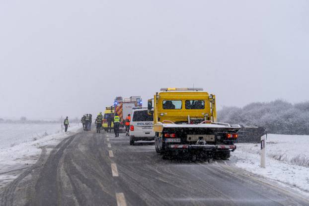 Otočac: Vatrogasci izvukli osobu koja je teretnim vozilom sletjela s ceste