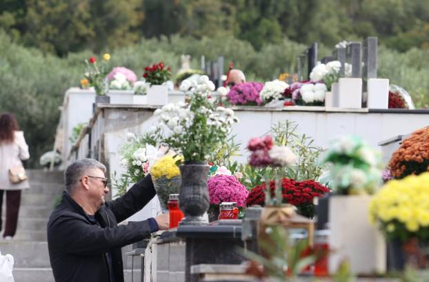 Šibenik: Na blagdan Svih svetih gra?ani posje?uju grobove svojih najmilijih