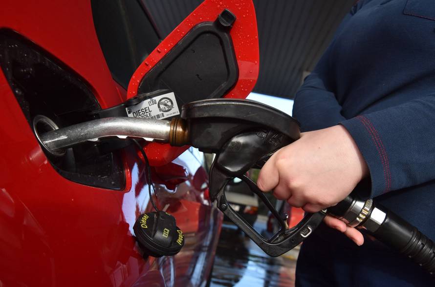 Rezervoar benzina pojeftinio je za 6,5, a dizela za 5,5 kuna...