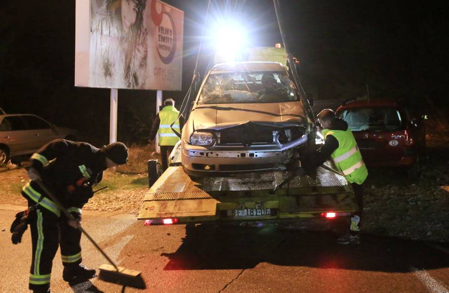 U Šibeniku izazvao prometnu,  sletio u provaliju  i - pobjegao