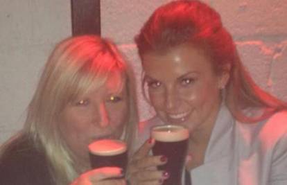 Coleen Rooney provodi se s prijateljicama i uživa u pivu...