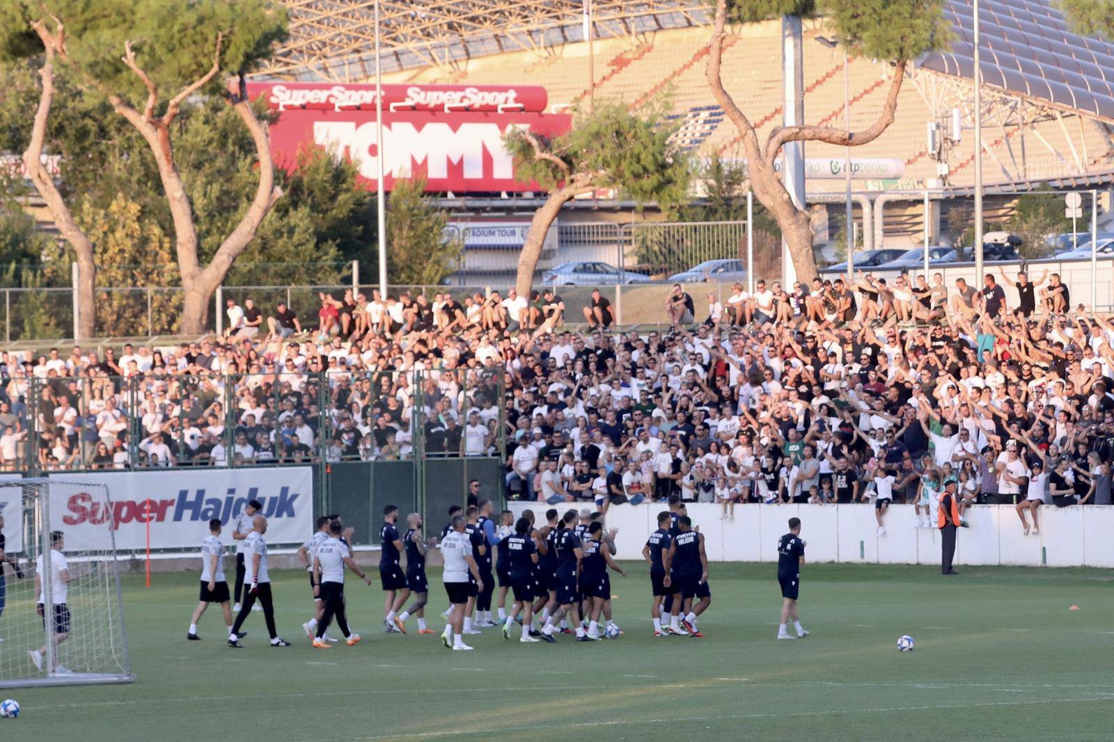 Split: Torcida dala podršku igračima Hajduka na treningu uoči derbija protiv Dinama