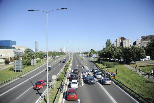 Beograd: U sklopu prosvjeda "Srbija protiv nasilja" nekoliko vozača blokiralo autocestu