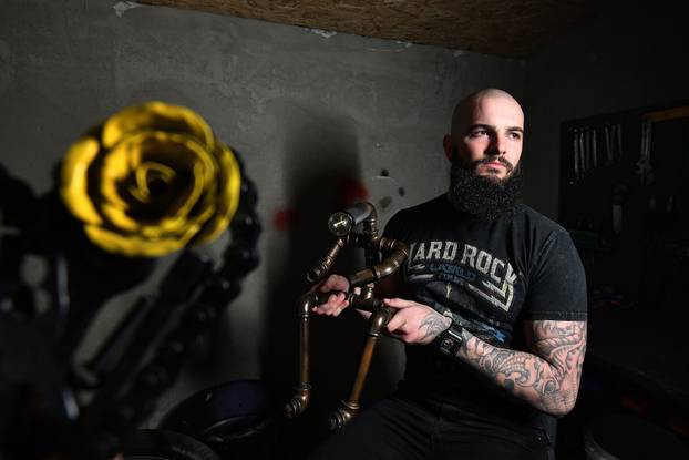 Karlo iz Koprivnice izrađuje zanimljive ukrase i skulpture od dijelova automobila i motora