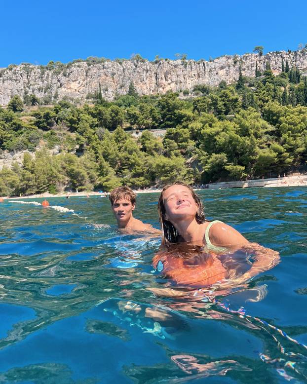 FOTO Hajdukovac kleknuo pred Amerikanku, sad napušta klub. 'Ti si odgovor na moje molitve'